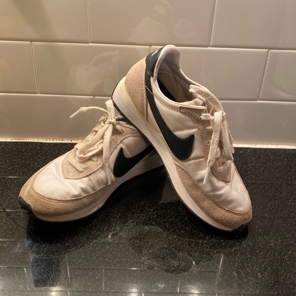 Nike running sneakers size 2 - Picture 1 of 8